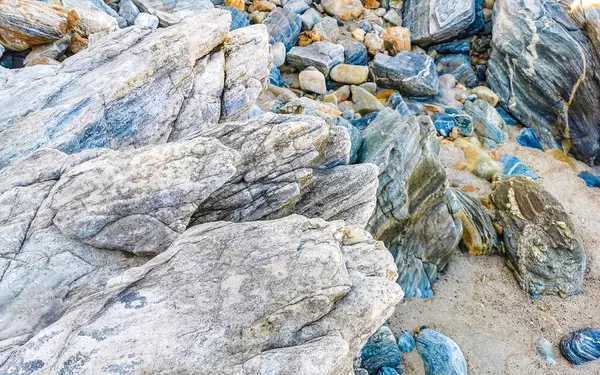 Zicatela Escondido Oaxaca Meksika sahilinde doğal merdivenleri olan dağdaki kayalıklar ve kayalar..