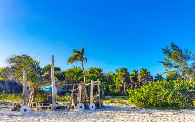 İnsanlarla dolu tropik Meksika Karayip plajı ve denizi güneş şemsiyeleri Playa del Carmen Quintana Roo Meksika 'da turkuaz su ve dalgalar oluşturur..