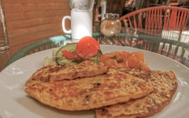 Playa del Carmen Quintana Roo Mexico 'da salatalı ve patatesli Tortilla espanola..