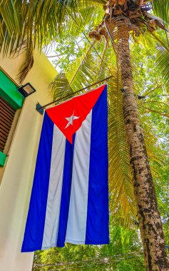 Playa del Carmen Quintana Roo Meksika 'da Küba bayrağı kırmızı mavi yıldız.