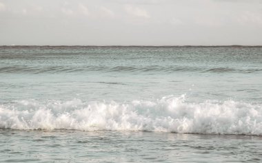 Playa del Carmen Meksika 'da berrak turkuvaz mavi suları ve büyük dalgaları olan muhteşem tropik Meksika Karayip plajı ve deniz manzarası manzarası..
