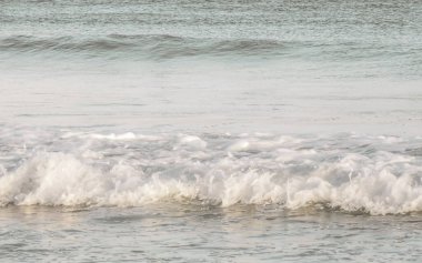 Playa del Carmen Meksika 'da berrak turkuvaz mavi suları ve büyük dalgaları olan muhteşem tropik Meksika Karayip plajı ve deniz manzarası manzarası..