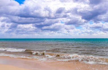 Playa del Carmen Meksika 'da berrak turkuvaz mavi su dalgaları ve kara bulutlarla şaşırtıcı tropikal Meksika Karayip plajı ve deniz manzarası manzarası..