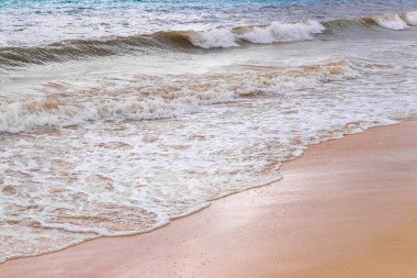 Playa del Carmen Meksika 'da berrak turkuvaz mavi suları ve büyük dalgaları olan muhteşem tropik Meksika Karayip plajı ve deniz manzarası manzarası..