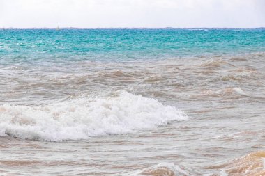 Playa del Carmen Meksika 'da berrak turkuvaz mavi suları ve büyük dalgaları olan muhteşem tropik Meksika Karayip plajı ve deniz manzarası manzarası..