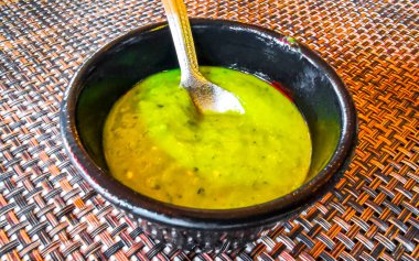 Baharatlı yeşil Meksika kişniş kişniş sosu Playa del Carmen Quintana Roo Mexico 'da.