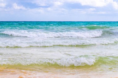 Plaacar Playa del Carmen Mexico 'da berrak turkuaz mavi su ve dalgalı deniz kıyıları ile tropik Meksika Karayip sahili manzarası.