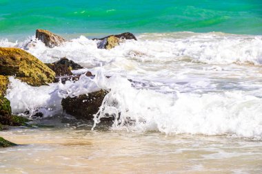 Taşlar, Playacar Playa del Carmen Quintana Roo Meksika 'daki Karayipler sahilinde turkuaz yeşil ve mavi sularda kayalar sallıyor..