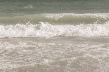 Plaacar Playa del Carmen Mexico 'da berrak turkuaz mavi su ve dalgalı deniz kıyıları ile tropik Meksika Karayip sahili manzarası.