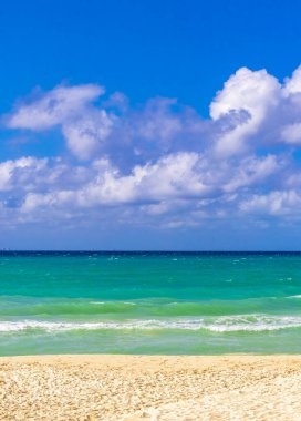 Plaacar Playa del Carmen Mexico 'da berrak turkuaz mavi su ve dalgalı deniz kıyıları ile tropik Meksika Karayip sahili manzarası.