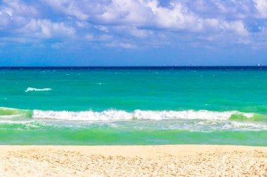 Plaacar Playa del Carmen Mexico 'da berrak turkuaz mavi su ve dalgalı deniz kıyıları ile tropik Meksika Karayip sahili manzarası.