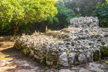 Xaman Ha Maya arkeolojik inşaat tapınakları Playacar Playa del Carmen Quintana Roo 'daki kireçtaşı kaya taşlarından yapılmış binalar..
