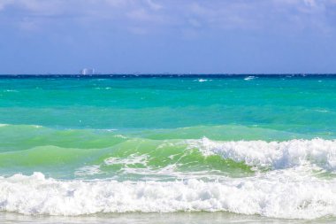 Playa del Carmen Meksika 'da berrak turkuvaz mavi suları ve büyük dalgaları olan muhteşem tropik Meksika Karayip plajı ve deniz manzarası manzarası..