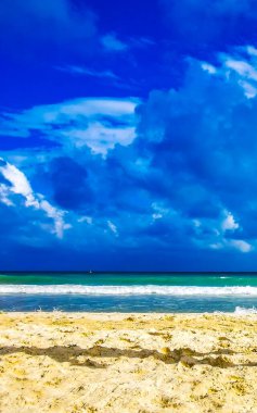 Playa del Carmen Meksika 'da berrak turkuvaz mavi su dalgaları ve kara bulutlarla şaşırtıcı tropikal Meksika Karayip plajı ve deniz manzarası manzarası..