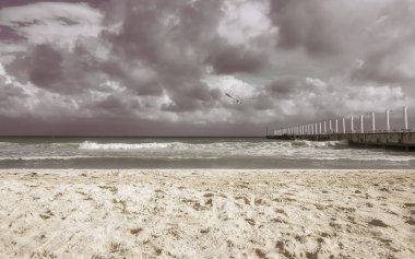 Cozumel adasından Playa del Carmen Mexico 'ya giden tropikal Meksika sahil feribotunda ve rıhtımda dalgalar ve feribot..