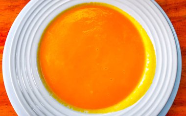 Playa del Carmen Quintana Roo Meksika 'da bir restoranda havuç kremalı çorba..