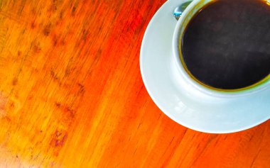 Playa del Carmen Quintana Roo Meksika 'daki restoran kafeteryasında bir tabak kaşık ve tabakla bir bardak koyu americano kahvesi..