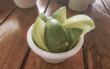 Playa del Carmen Quintana Roo Meksika 'daki masada yeşil limonlu narenciye..