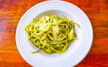 Playa del Carmen Quintana Roo Meksika 'da bir restoranda, ahşap masada beyaz tabak lezzetli makarna, şehriye yemeği..