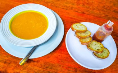 Playa del Carmen Quintana Roo Meksika 'da havuç kremalı ekmek ve yeşillik..