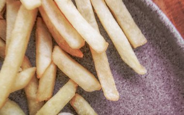 Playa del Carmen Quintana Roo Meksika 'da beyaz bir tabakta ketçap soslu patates kızartması..