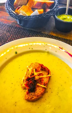 Playa del Carmen Quintana Roo Meksika 'da patates kremalı çorba ve bir parça ekmek..