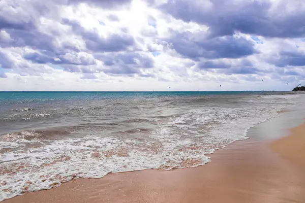 Playa del Carmen Meksika 'da berrak turkuvaz mavi su dalgaları ve kara bulutlarla şaşırtıcı tropikal Meksika Karayip plajı ve deniz manzarası manzarası..