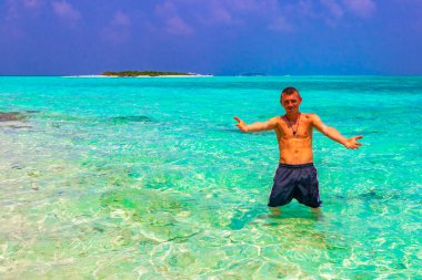Genç ve seksi turist, Rasdhoo Mercan Maldivleri 'ndeki Madivaru ve Finolhu adalarında rengarenk sularda tatilin tadını çıkarıyor..