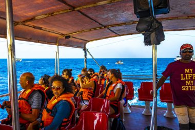 Mirissa Beach Southern Eyaleti Sri Lanka 19. Mart 2018 Katamaran gemi turu Mirissa Sahili Matara Bölgesi Güney Sri Lanka Bölgesi 'nde mavi balina turistleri ve deniz okyanusu ve su.