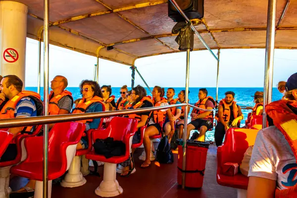 Mirissa Beach Southern Eyaleti Sri Lanka 19. Mart 2018 Katamaran gemi turu Mirissa Sahili Matara Bölgesi Güney Sri Lanka Bölgesi 'nde mavi balina turistleri ve deniz okyanusu ve su.