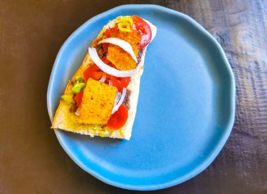 Sandviç ekmekli baget, sebzeli avokado domatesli, sarımsaklı soğanlı, marullu ve biberli sandviç..