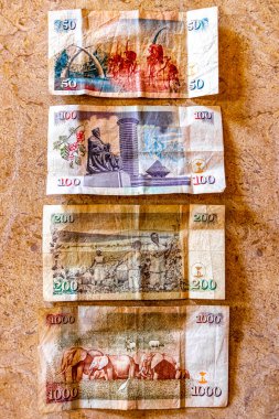 1000 200 100 ve 50 fatura Kenya 'da Afrika' da ahşap bir masa üzerinde şilin para.
