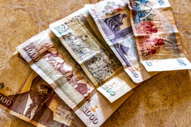 1000 200 100 ve 50 fatura Kenya 'da Afrika' da ahşap bir masa üzerinde şilin para.