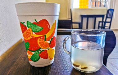 Sıcak zencefilli çay ve Meksika 'da tahta bir masada bir bardak meyve suyu..