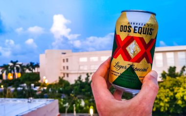 Playa del Carmen Quintana Roo Mexico 'da tropikal manzarada elinde Dos Equis XX birası.