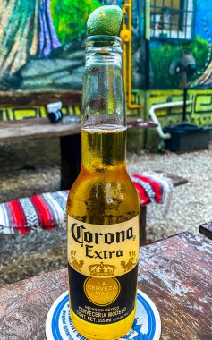 Playa del Carmen Quintana Roo Mexico 'daki PapaCharly Papa Charly restoranında Corona bira şişesi yiyecek ve içecek..