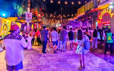 Playa del Carmen Quintana Roo Meksika 14. Mayıs 2022 Parti Mil Turist Sokak Barları Playa del Carmen Quintana Roo Meksika 'da gece boyunca La Quinta' da insanlar ve diskotekler.