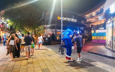 Playa del Carmen Quintana Roo Mexico 19. Mayıs 2022 Parti Mil Turist Sokak Barları Playa del Carmen Quintana Roo Meksika 'da gece boyunca La Quinta' da insanlar ve diskotekler.
