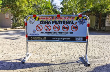 Playa del Carmen Quintana Roo Meksika 'da yayalar için bariyer.