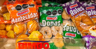 Meksika 'da Playa del Carmen' deki süpermarkette farklı tatlı ekmek paketleri..