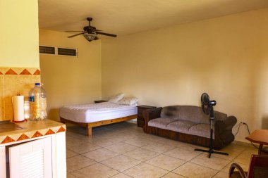 Playa del Carmen Quintana Roo Mexico 'da yatak odası, mutfak ve buzdolabı..