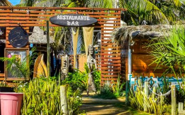 Restoran restoranlarının barları otellerde palmiye ağaçları ve Zicatela Puerto Escondido Oaxaca 'daki sahilde gezinti yerleri satıyor..