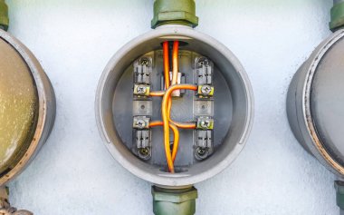 Zicatela Puerto Escondido Oaxaca 'nın duvarında eski kırık elektrik sayaçları var..