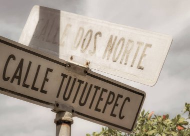 Zicatela Puerto Escondido Oaxaca Meksika 'daki cadde ve yolların oryantasyonu için mavi ve beyaz yol işaretleri ve isim.