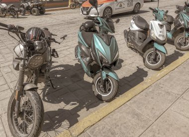 Motosikletler Zicatela Puerto Escondido Oaxaca Meksika 'da.