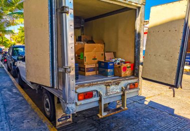 Porto Escondido zicatela Oaxaca Meksika 'da çeşitli Meksika kamyonları kargo taşıma araçları.