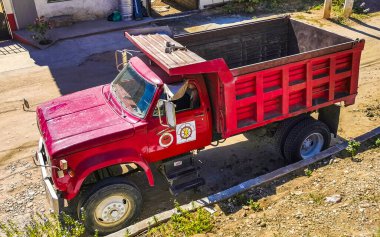 Porto Escondido Zicatela Oaxaca Meksika 'da Meksikalı bahşişçi çöp kamyonları kargo taşımacılığı araba taşıma araçları.