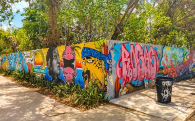 Playa del Carmen Meksika sokaklarında resimler, grafiti sanatı ve sembollerle dolu sanatsal duvarlar..