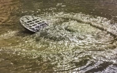 Şiddetli yağış sırasında dereden su akar ve şiddetli fırtınalar ve fırtınalar 2023 Playa del Carmen Quintana Roo Mexico 'da yıkıma ve yıkıma neden olur..