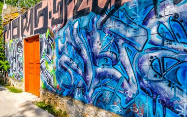 Playa del Carmen Meksika sokaklarında resimler, grafiti sanatı ve sembollerle dolu sanatsal duvarlar..